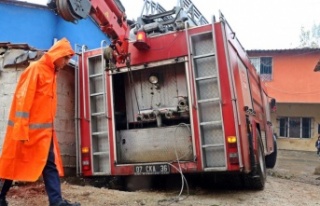 Yangına giden itfaiye aracı, çöken foseptik çukurunda...