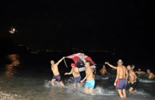 2022’yi denize girerek karşıladılar