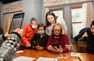 65 yaş ve üzeri kadınlar, torunlarıyla görüntülü...