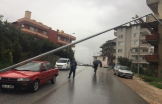 Alanya'da aydınlatma direği fırtınaya dayanamadı
