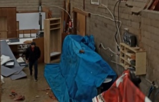 Alanya'da fırtına mobilya atölyesinin çatısını...