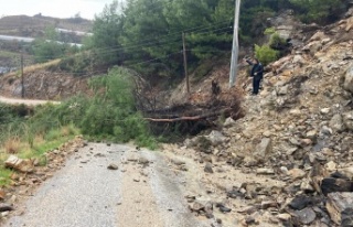 Alanya'da meydana gelen heyelan yolu kapattı