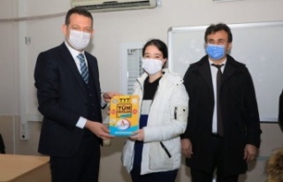 Alanya'da öğrencilere TYT test kitapları dağıtıldı