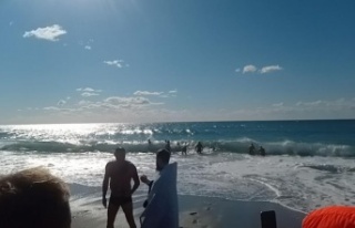 Alanya'da Ruslar buz gibi suda haçı almak için...