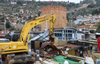 Alanya İskele’de kaçak yapılar yıkıldı