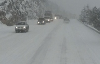 Alanya -Konya karayolunda kar kalınlığı 50 santime...
