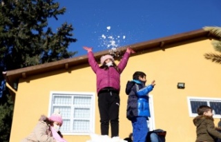 Alanya’da daha önce kar görmeyen çocuklara belediyeden...