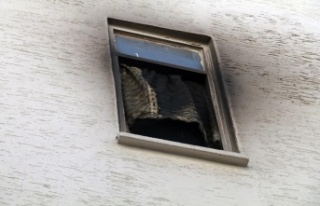 Alevlerin yükseldiği apartmanda korkulu anlar