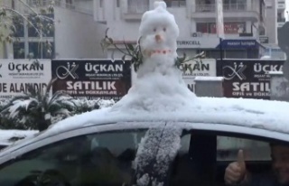 Antalya'da vatandaşlar aracın üzerinde kardan...