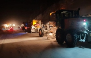 Antalya-Konya karayoluna çığ düştü, 3 metrelik...