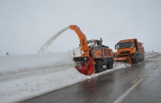 Antalya-Konya karayolunda kar kalınlığı 2 metreye...
