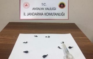 Antalya’dan Kemer’e uyuşturucu madde getirirken...
