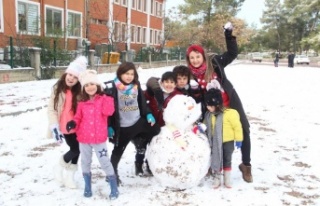 Antalya’ya 29 yıl sonra gelen kar sevinci