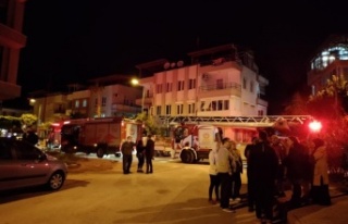 Apartmanda çıkan yangın vatandaşları sokağa...