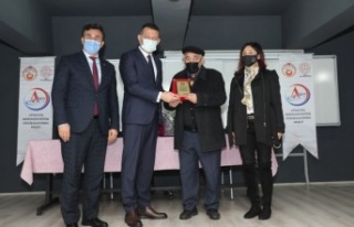 Barbaros Azakoğlu Ortaokulu Mehmet Özkan Kütüphanesi...