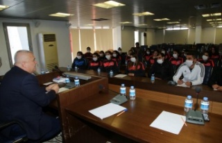 Başkan Şahin, Yüksekova Kadın Futbol Takımı'nı...