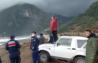 Bir kişinin denize sürüklendiği ihbarı ekipleri...