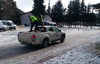 Buz tutan yollarda tuzlama çalışması