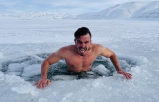 Çılgın fenomen buz tutan Zernek Baraj Gölü’ne...