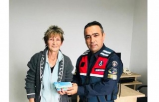 Cüzdanını kaybeden turistin imdadına jandarma...