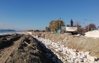 Dalgalar sonucu yıkılan istinat duvarı yenileniyor