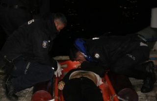 Denizde hareketsiz bulunan genci polislerin hayatta...