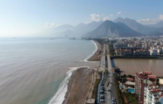 Dünyaca ünlü sahildeki çamur kirliliği havadan...