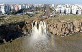 Dünyaca ünlü şelale fırtına sonrası adeta çamur...