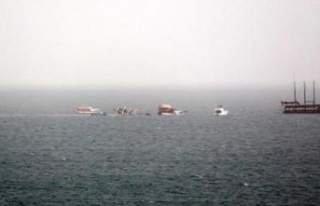 Fırtınada bir tur teknesi battı