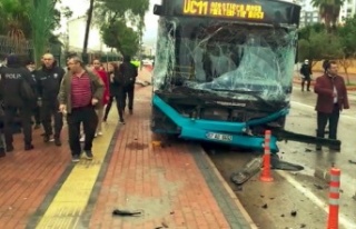 Freni patlayan şehiriçi yolcu otobüsü kontrolden...