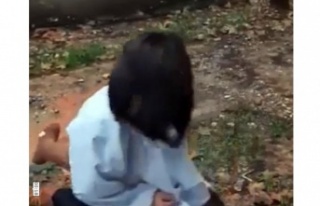 Genç kız saçından tutarak yere yatırdığı arkadaşını...