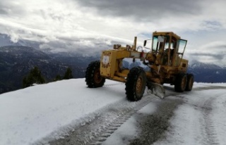 Gündoğmuş’ta karla kapanan grup yolları açıldı