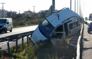 Hafif ticari araç önce bariyerlere ardından aydınlatma...