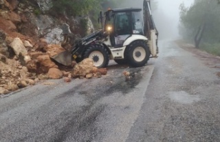 Heyelan nedeniyle kapanan yollara anında müdahale