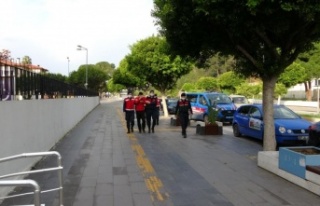 Jandarma, uyuşturucu tacirini nefes kesen kovalamaca...