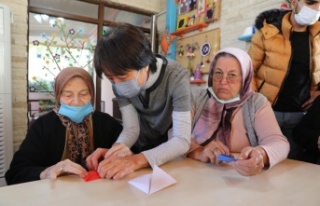 Japon öğretim üyesi Mavi Ev’de origami eğitimi...