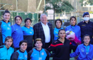 Kadın futbolcuları ziyaret ettiler