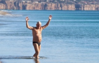 Karla kaplı Türkiye'ye inat Antalya'da...