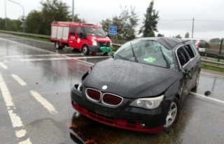 Kayganlaşan yolda direksiyon hakimiyetini kaybeden...