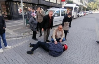 Kazada yaralanarak yerde yatan adama vatandaşlardan...