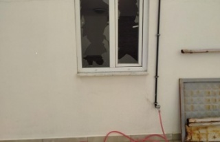 Kirasını arttıran ev sahibine sinirlenip, satırla...