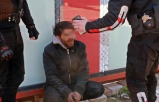 Klimayı çalıp sokakta taşırken yakalandı