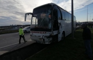 Kontrolden çıkan otobüs tahliye su kanalında askıda...