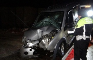 Köprü girişindeki tabelalara çarpan sürücü...