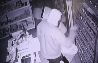 Levye demiri ile açtıkları marketten sigaraları...