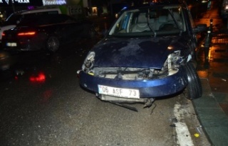 Lüks otomobilin karıştığı kazada 1 kişi yaralandı