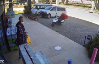 Mağazanın üst katından çaldığı ürünü alt...