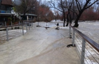 Manavgat Şelalesi coştu, çevresinde bulunan seyir...