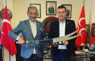 MHP İlçe Başkanı Türkdoğan'a kılıç hediyesi