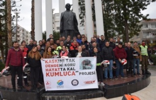 Motosiklet kazalarına dikkat çekmek için kasklarını...